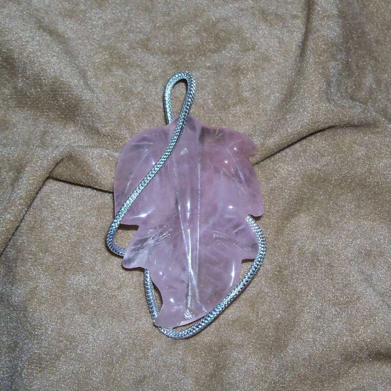 CIONDOLO IN QUARZO ROSA