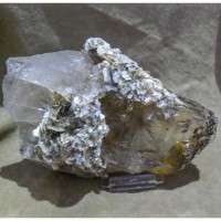 MICA FENGITE SU QUARZO