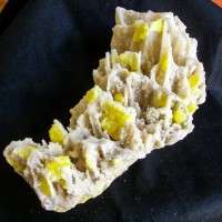 ARAGONITE ALVEOLARE CON ZOLFO