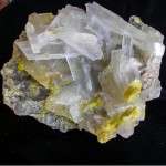 COLLANA CON AGATA DEL BOTSWANA E HOWLITE