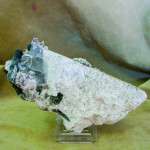 TORMALINA VERDE SU ORTOCLASIO CON GESSO