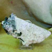 TORMALINA VERDE SU ORTOCLASIO CON GESSO