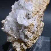 SCATOLA IN PIETRE DURE POLICROME INCASTONATE SU SUPPORTO IN ONICE