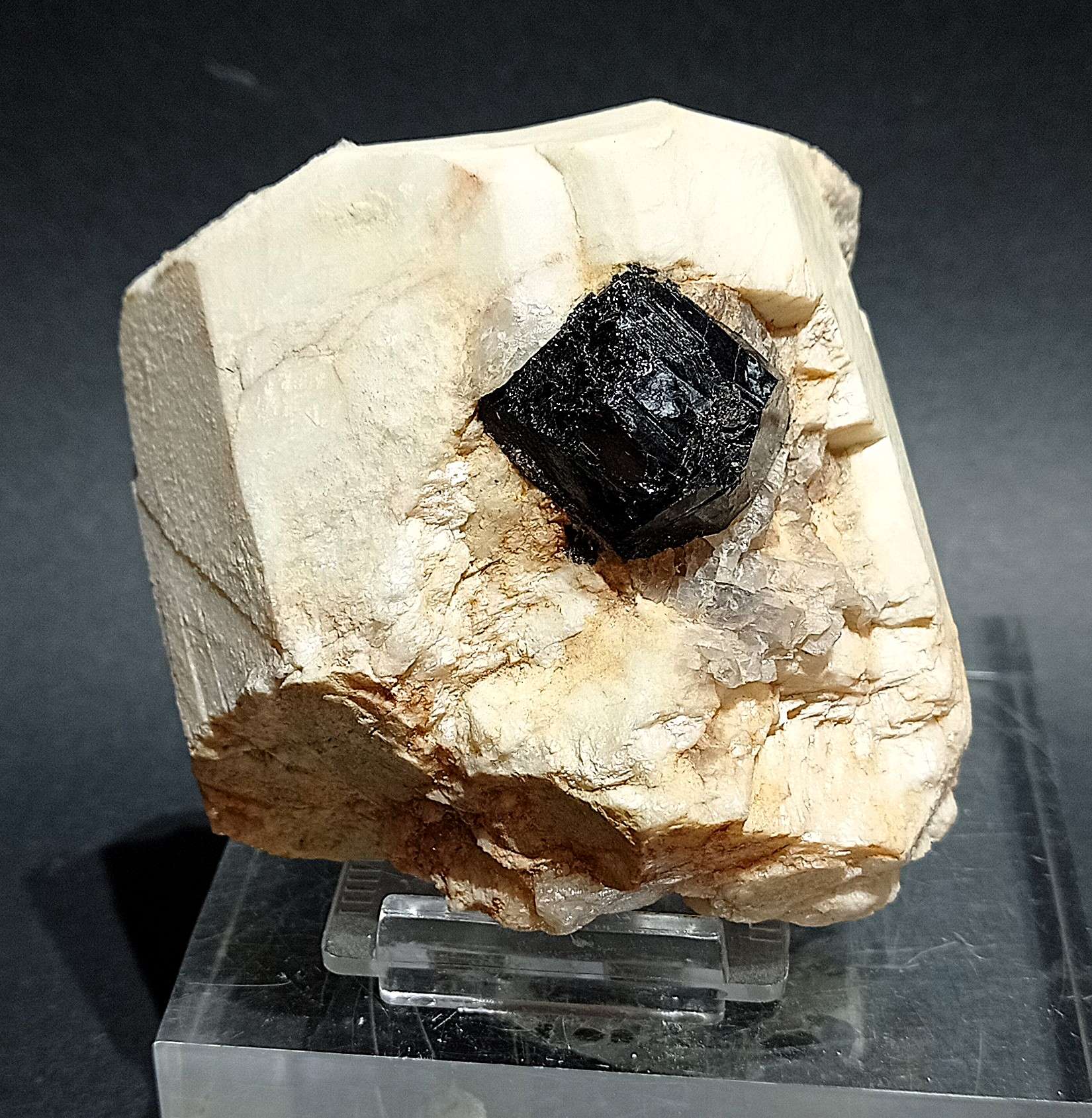 TORMALINA NERA SU ORTOCLASIO