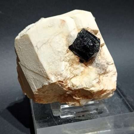 TORMALINA NERA SU ORTOCLASIO