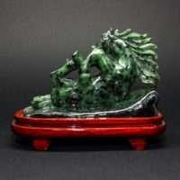 CAVALLO IN ZOISITE CON RUBINI