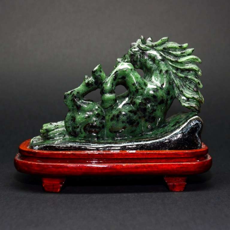 CAVALLO IN ZOISITE CON RUBINI