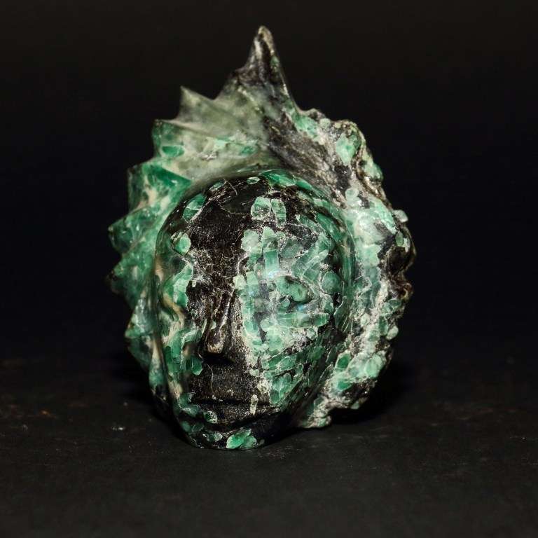 BUSTO DI GUERRIERO IN MATRICE CON SMERALDI