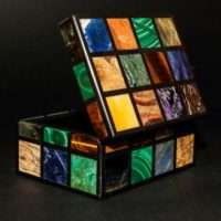 SCATOLA IN PIETRE DURE POLICROME INCASTONATE SU SUPPORTO IN ONICE