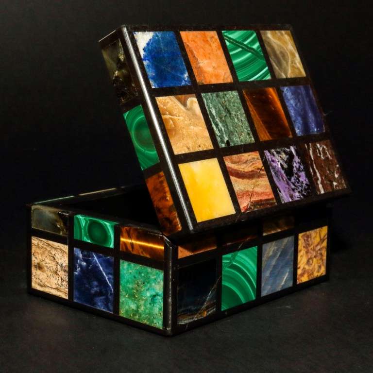 SCATOLA IN PIETRE DURE POLICROME INCASTONATE SU SUPPORTO IN ONICE