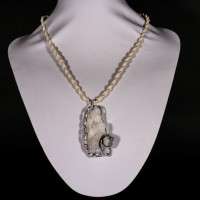 Ciondolo con cordoncino in quarzo grezzo