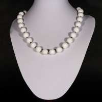 Collana con calcedonio bianco