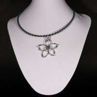 Ciondolo con cordoncino in acquamarina e perle