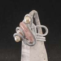 Anello con quarzo rosa e perle