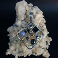 Ciondolo con Calcedonio azzurro e Ematite