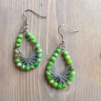 ORECCHINI CON HOWLITE VERDE