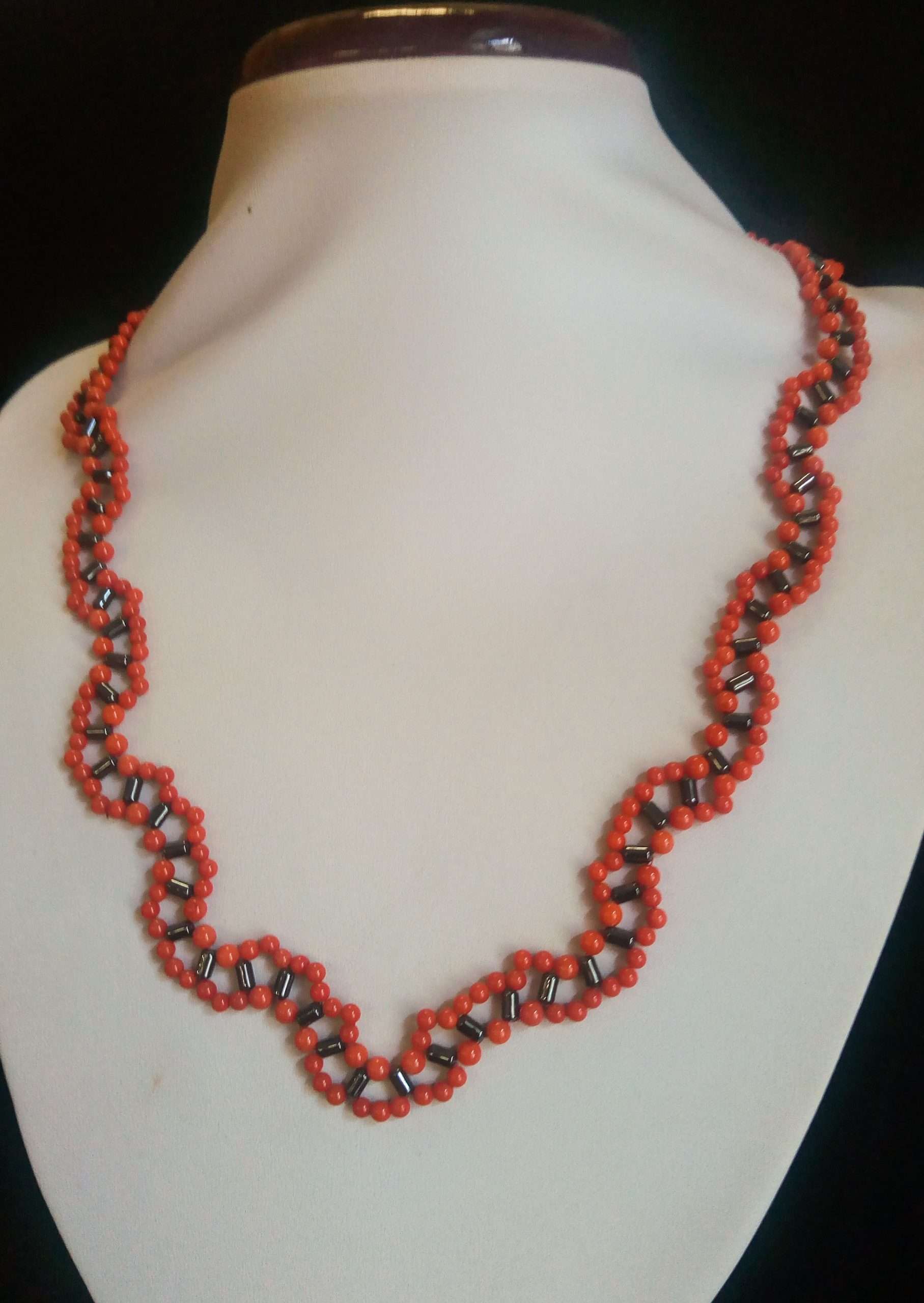 COLLANA CON CORALLO E EMATITE