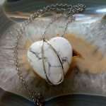 CIONDOLO CON HOWLITE