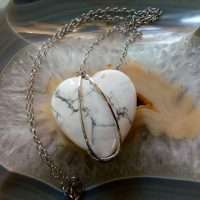 CIONDOLO CON HOWLITE