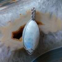 CIONDOLO CON PIETRA DI LUNA