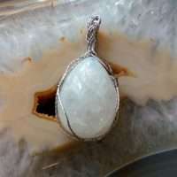 CIONDOLO CON PIETRA DI LUNA